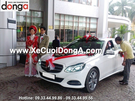 khach-hang-thue-xe-cuoi-mercedee-e250-trang-tai-hoang-cau