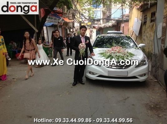 khach-hang-thue-xe-cuoi-sonata-cau-giay