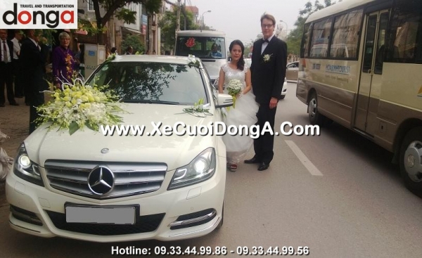 thue-xe-cuoi-mercedes-c250-mau-trang-y-kien-co-dau-quynh-tai-lac-long-quan