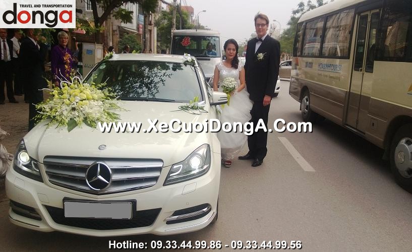 thue-xe-cuoi-mercedes-c250-mau-trang-y-kien-co-dau-quynh-tai-lac-long-quan