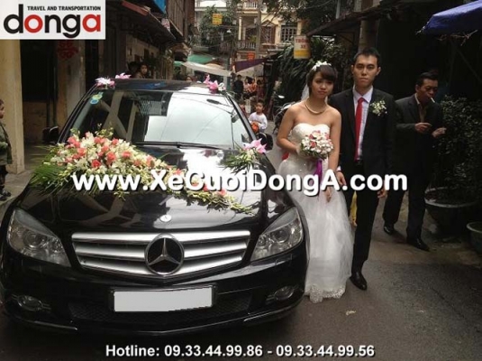 chu-re-tung-hinh-anh-xe-cuoi-mercedes-c230-mau-den-tai-phung-chi-kien