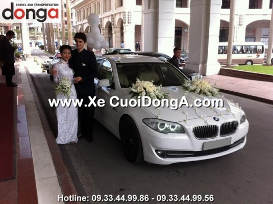 hinh-anh-khach-hang-thue-xe-cuoi-bmw-523i-mau-trang-tai-vu-thanh