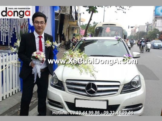 hinh-anh-khach-hang-thue-xe-cuoi-mercedes-c250-mau-trang-tai-kim-ma