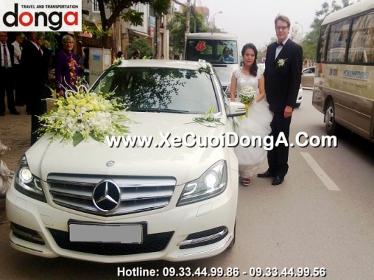 khach-hang-noi-bat-ben-xe-cuoi-mercedes-c250-màu-trang-tai-lac-long-quan