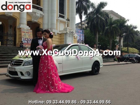 khach-hang-tre-trung-ben-xe-cuoi-mercedes-c63amg-tai-tran-hung-dao