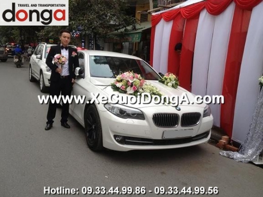 dam-cuoi-ngoc-khanh-hinh-anh-chu-re-cong-ben-xe-cuoi-bmw-523i-mau-trang