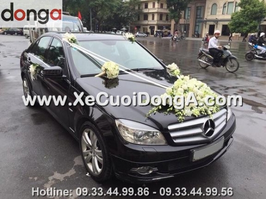 co-nen-thue-xe-cuoi-mercedes-c200-mau-den-khong