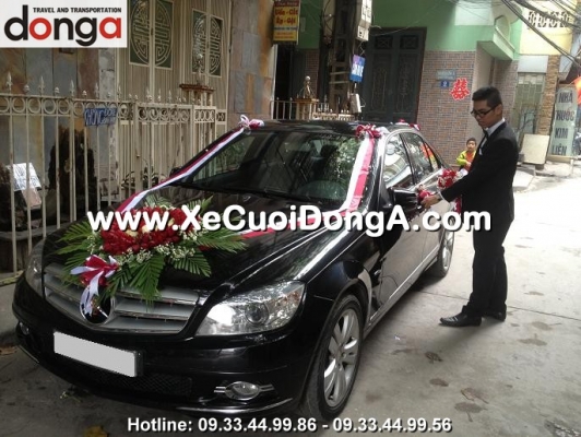 dia-chi-cho-thue-xe-cuoi-mercedes-c200-den-gia-re-tai-quan-hoan-kiem