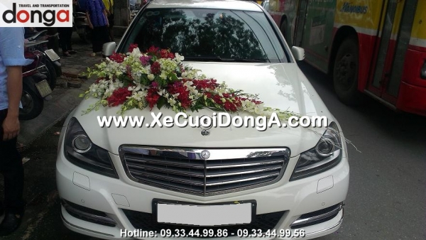 dich-vu-trang-tri-hoa-xe-cuoi-mercedes-c250-trang