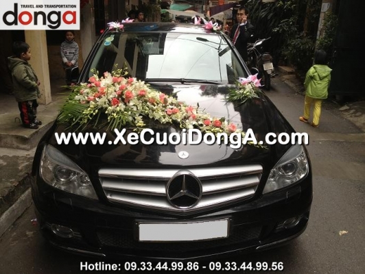 don-vi-nao-gia-re-nhat-quan-ha-dong-cho-thue-xe-cuoi-mercedes-c230