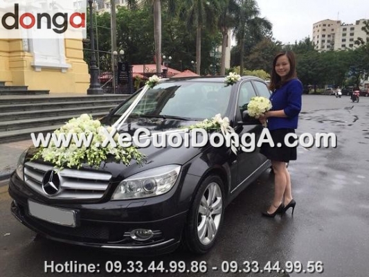 hinh-anh-cac-khach-hang-da-thue-xe-cuoi-mercedes-c200-den-cua-dong-a