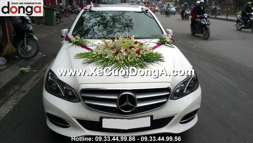 cho-thue-xe-cuoi-mercedes-e250-trang-tai-quan-tay-ho (1)