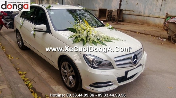 dia-chi-uy-tin-tai-quan-tay-ho-chuyen-cho-thue-xe-cuoi-mercedes-c300