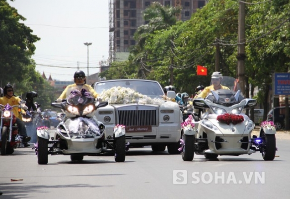dam-cuoi-sieu-xe-o-vinh-nghe-an (8)