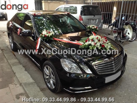 ben-cong-ty-dong-a-co-dich-vu-cho-thue-xe-cuoi-mercedes-e300-khong