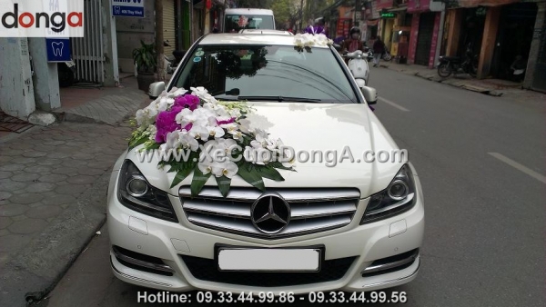 dat-hoa-cuoi-tren-mercedes-c250-trang-bao-nhieu-tien-la-dep (1)