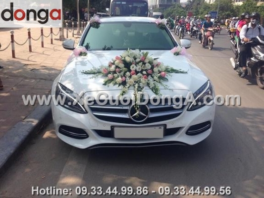 lai-xe-cuoi-mercedes-c250-trang-co-biet-duong-khong