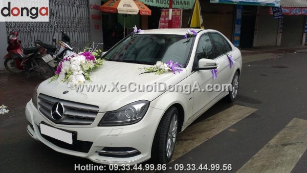 thue-xe-cuoi-mercedes-c250-can-dat-coc-bao-nhieu-tien