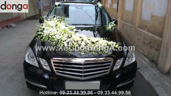 thue-xe-cuoi-mercedes-e300-tu-lang-ha-sang-quang-trung-don-dau-bao-nhieu-tien