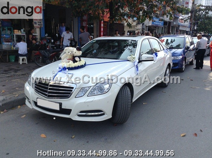 cho-hoi-dong-a-co-dich-vu-cho-thue-xe-cuoi-mercedes-e250-trang-khong (1)