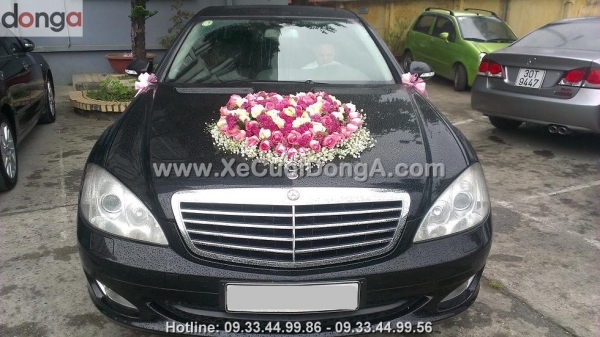 co-may-cach-trang-tri-hoa-tren-xe-mercedes-s500