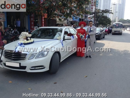 da-co-nhieu-nguoi-thue-xe-cuoi-mercedes-e250-trang-tai-dong-a-chua