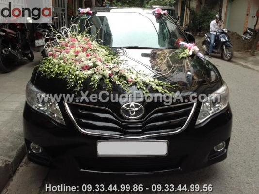 dong-a-co-cho-thue-xe-cuoi-camry-mau-trang-khong