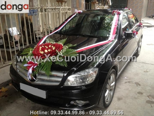 can-luu-y-gi-khi-trang-tri-hoa-cuoi-tren-xe-mercedes-c200-den (2)