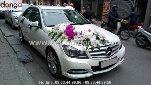 co-may-cach-trang-tri-hoa-xe-cuoi-tren-xe-mercedes-c200-cua-xe-cuoi-dong-a (4)