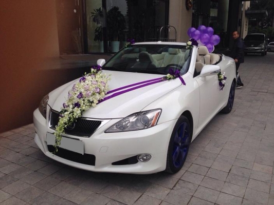 khach-hang-thue-xe-cuoi-lexus-mui-tran-hai-long-khi-thue-xe (2)