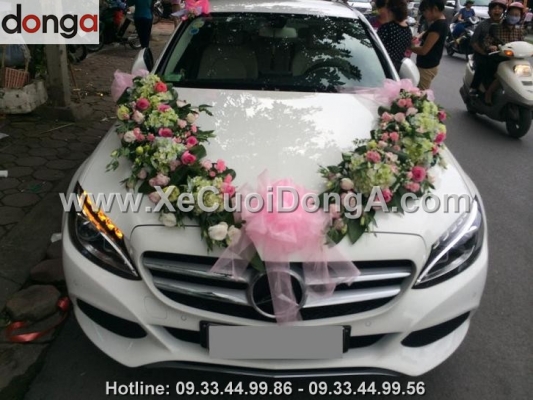 kieu-trang-tri-hoa-cuoi-nao-dep-nhat-tren-xe-mercedes-c200-trang-215 (2)