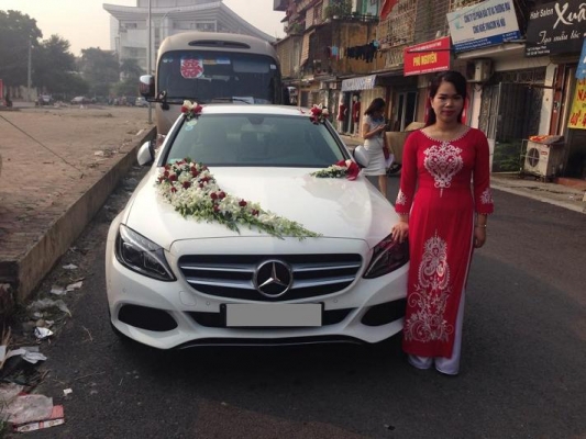 toi-co-phai-dat-giay-to-tuy-than-lam-dam-bao-khi-thue-xe-cuoi-mercedes-c200-tai-xe-cuoi-dong-a-khong (1)