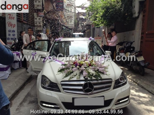 trang-tri-hoa-xe-cuoi-tren-mercedes-c200-cua-dong-a-bao-nhieu-tien (1)