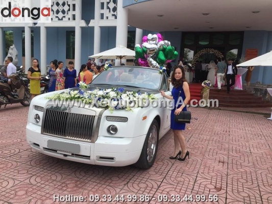 ben-xe-cuoi-dong-a-co-trang-tri-bong-bay-cho-xe-cuoi-rolls-royce-phantom-khong