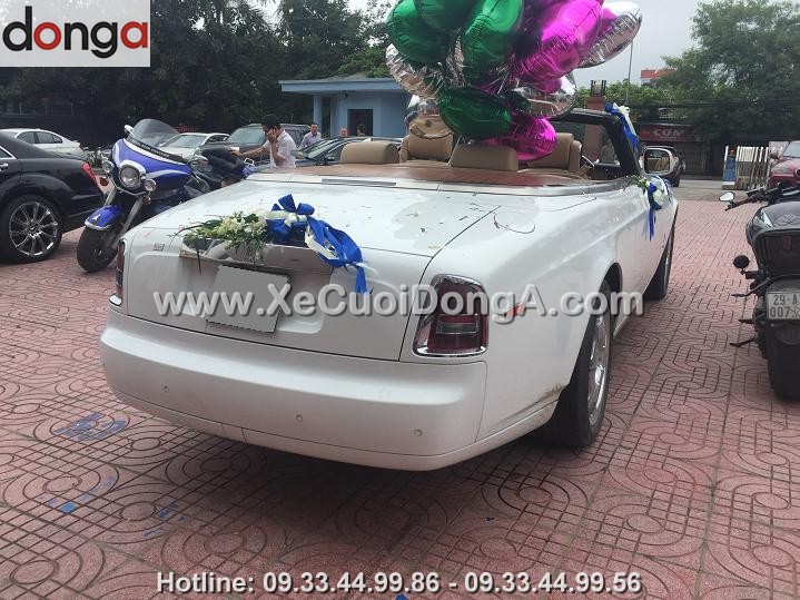 dat-xe-cuoi-cho-rolls-royce-phantom-co-nhat-thiet-phai-chon-hoa-cam-tay-co-dau-giong-hoa-xe-cuoi-khong (1)