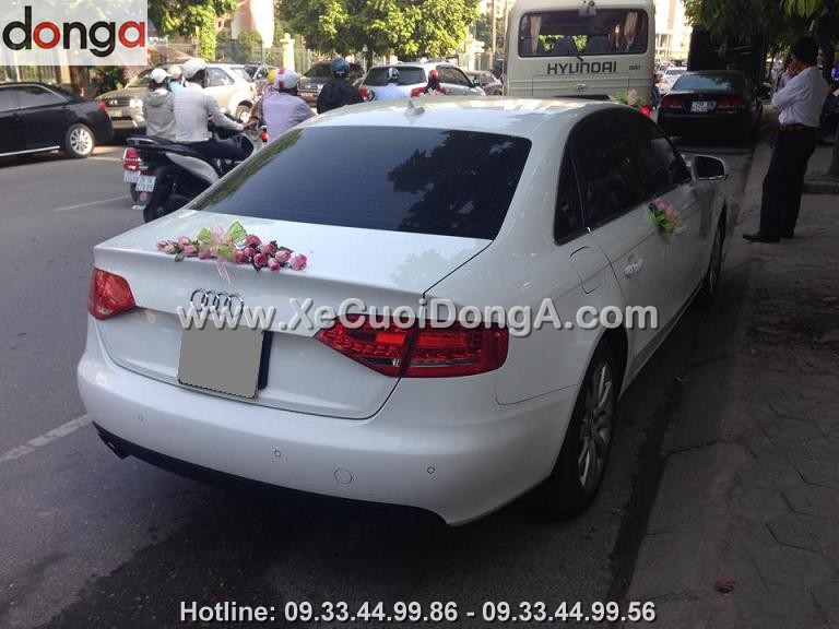 minh-muon-xe-cuoi-audi-a4-den-truoc-mot-tieng-de-trang-tri-hoa-xe-cuoi (1)