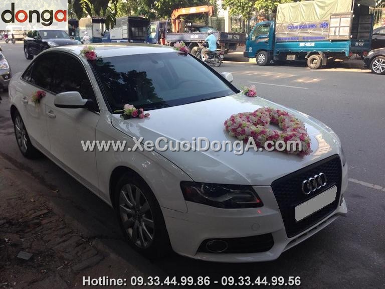 minh-muon-xe-cuoi-audi-a4-den-truoc-mot-tieng-de-trang-tri-hoa-xe-cuoi (2)