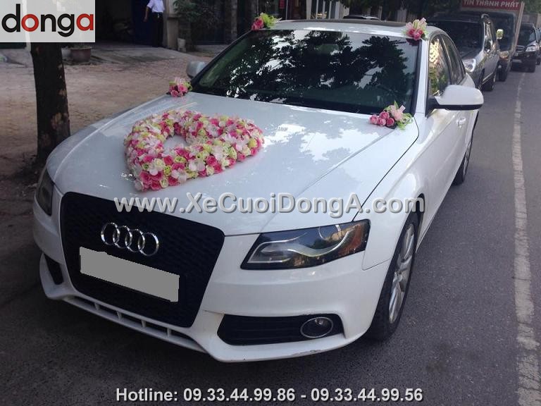 minh-muon-xe-cuoi-audi-a4-den-truoc-mot-tieng-de-trang-tri-hoa-xe-cuoi