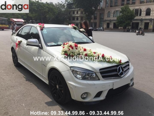anh-nham-thue-xe-cuoi-tai-ha-nam-phan-hoi-gia-thue-xe-cuoi-mercedes-dong-a-rat-canh-tranh