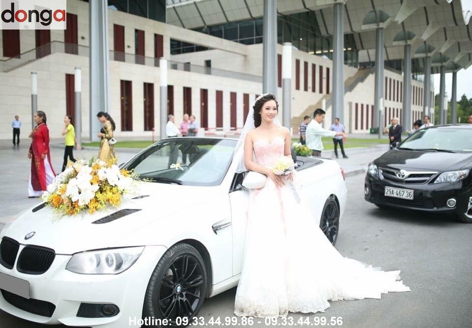thue-xe-cuoi-bmw-320i-mui-tran-cua-xe-cuoi-dong-a-trong-mot-buoi-sang-thi-gia-bao-nhieu