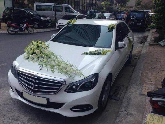lu-chon-thue-e-cuoi-mercdes-eclass-tai-xe-cuoi-dong-a-tai-sao-khong-1