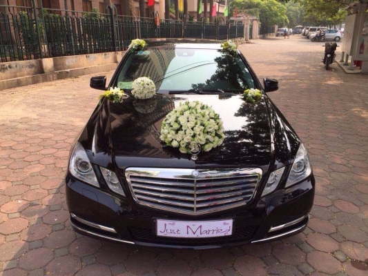 gia-thue-xe-cuoi-mercedes-e300-mot-ngay-tai-vinh-la-bao-nhieu-1