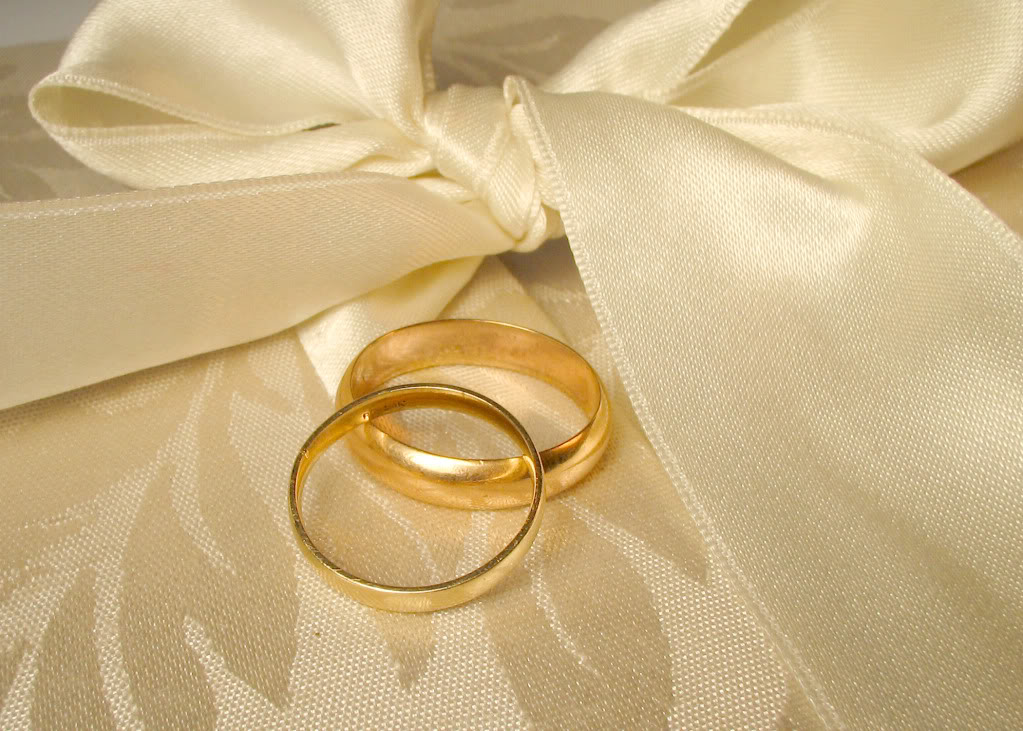 set of gold wedding rings